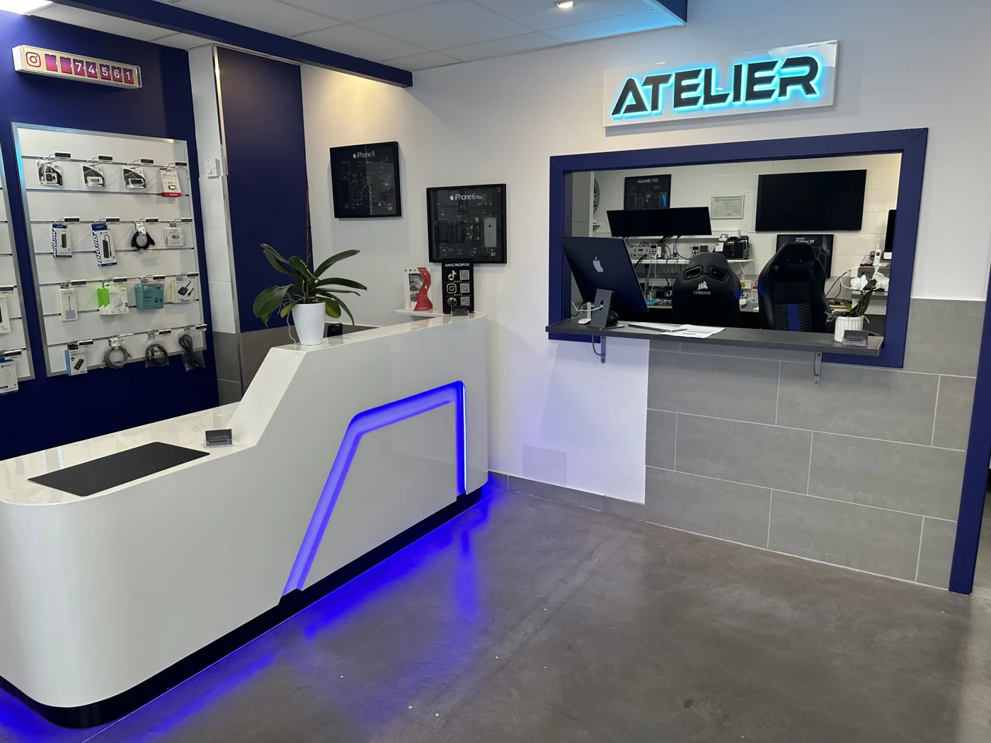L’espace d’accueil et les présentoirs d’accessoires de la boutique Microfix à Ceyreste