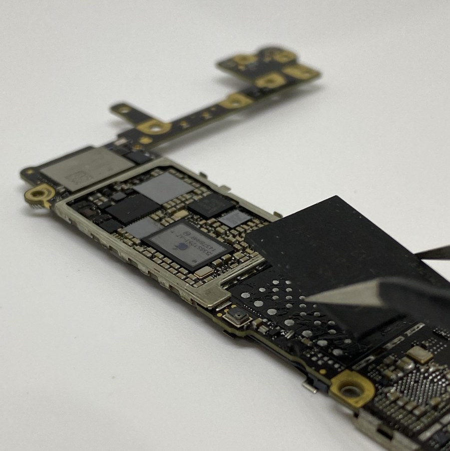 Carte électronique de smartphone examinée à l’atelier Microfix